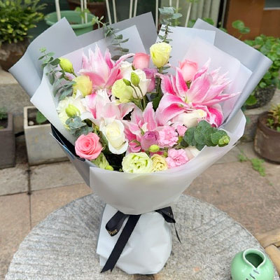 株洲9朵玫瑰混搭百合，爱恋纯真无邪